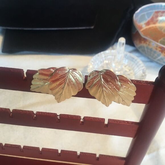 $10 ea or 3/$20 Goldtone Leaf Earrings - Picture 9 of 10